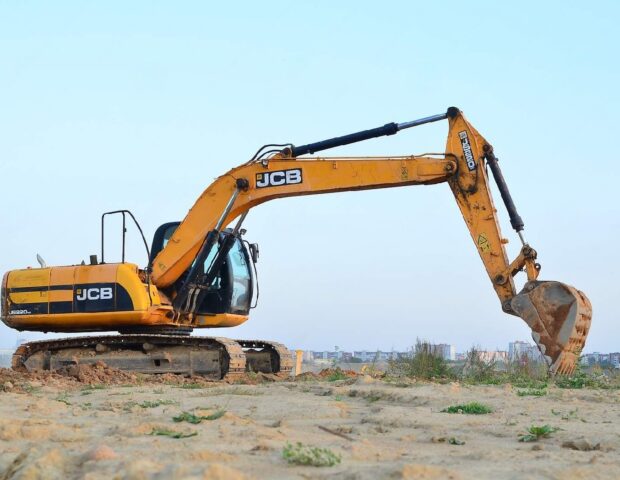 excavadora-jcb-js-sc-trabajando-en-la-construcción-maquinaria-de-para-excavación-minsk-belarus-julio-excavar-carga-y-el-179524844-transformed